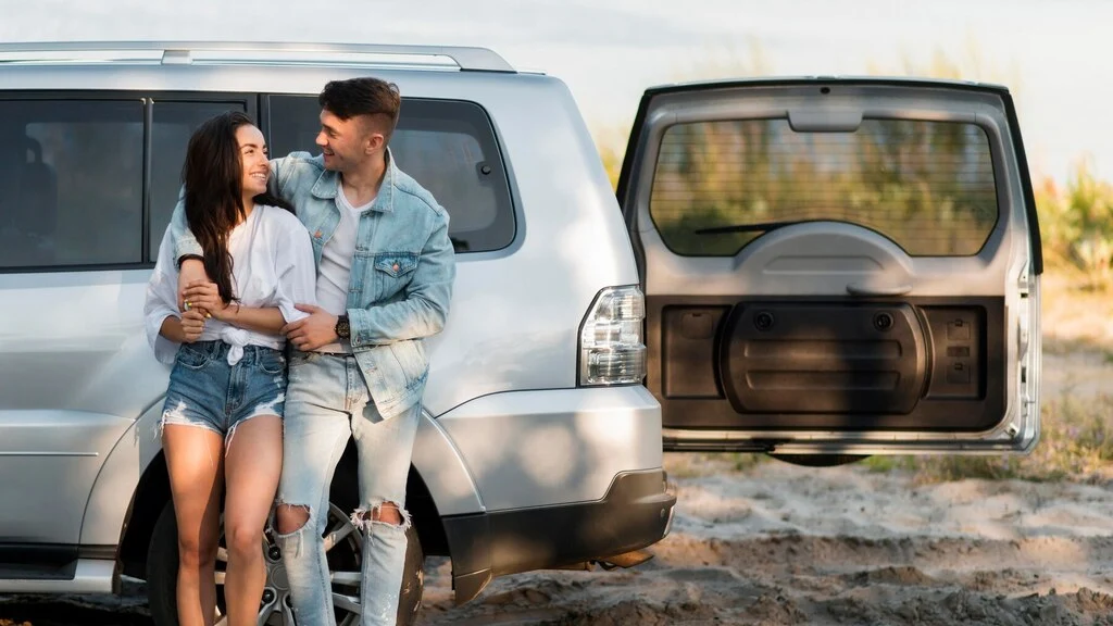happy-tourist-couple-their-car